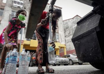 Penduduk di sekitar Lestari Perdana 7 menyediakan bekas untuk mengambil air dari lori tangki yang disediakan Air Selangor berikutan masalah gangguan bekalan yang masih belum pulih di beberapan kawasan di Selangor ekoran henti tugas loji rawatan air Sungai Semenyih akibat insiden pencemaran bau. - UTUSAN/FARIZ RUSADIO