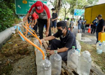 Perkhidmatan air di negara ini masih tertinggal jauh ekoran pencemaran sungai dan gangguan bekalan air yang masih berlaku. - UTUSAN/FARIZ RUSADIO
