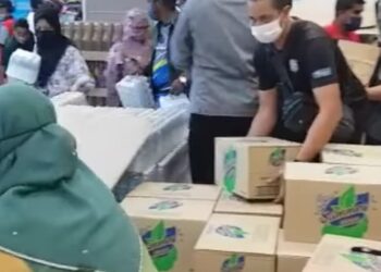TANGKAP layar rakaman video menunjukkan orang ramai berpusu-pusu  mendapatkan bekalan air minuman di sebuah pasar raya di Bukit Mertajam, Pulau Pinang hari ini berikutan gangguan bekalan air yang bermula sejak pagi ini.