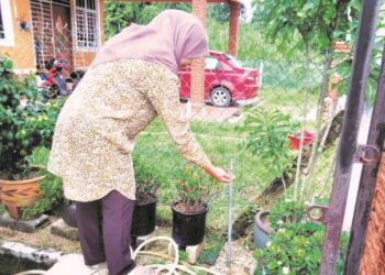 ROHAIZA Ab. Rahman menunjukkan paip tidak mengeluarkan air rumah sewanya di Taman Keranji, Kampung Lepar, Limbat, Pasir Tumboh, Kota Bharu, Kelantan  lalu. – UTUSAN/ROHANA MOHD.NAWI.