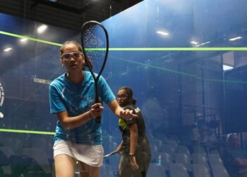 AIRA AZMAN (kiri) ketika beraksi menentang Sehveetrraa pada peringkat 16 terbaik Kejohanan Skuasy Remaja Dunia di Nancy, Perancis, semalam. - Gambar ihsan wsf.worldjunior. com