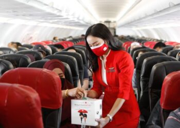 KRU kabin AirAsia mengutip sumbangan kempen Bantuan Banjir Malaysia oleh Yayasan AirAsia di dalam penerbangan AirAsia baru-baru ini.