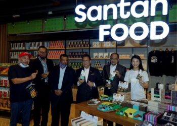 Menteri Perdagangan Dalam Negeri dan Hal Ehwal Pengguna, Datuk Alexander Nanta Linggi (tiga dari  kanan) menunjukkan antara produk makanan keluaran Santan di Kuala Lumpur, semalam. – UTUSAN/FAUZI BAHARUDIN
