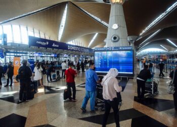 KERAJAAN sedang diperhalusi untuk membuka pintu masuk negara kepada pelancong asing dalam merancakkan kembali kegiatan ekonomi negara. - UTUSAN/FAISOL MUSTAFA