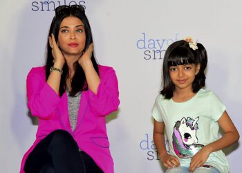 AISHWARYA Rai dan anaknya Aaradhya Bachchan. - AFP