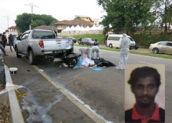 KAKITANGAN perubatan Hospital Melaka memeriksa tubuh P. Daniel Nathan sebelum disahkan meninggal dunia. - FOTO/DIYANATUL ATIQAH ZAKARYA