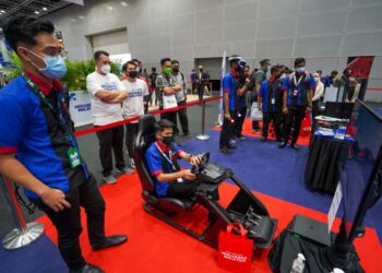 ORANG ramai berpeluang menyertai pelbagai pertandingan e-Sukan sempena program 100 Hari
Aspirasi #Keluarga Malaysia di Pusat Konvensyen Kuala Lumpur. – UTUSAN/SHIDDIEQIIN ZON