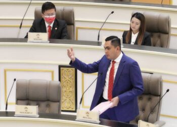 MUHAMAD AKMAL Saleh menjawab ketika sesi pertanyaan-pertanyaan untuk jawab lisan Sidang DUN Melaka di Seri Negeri, Ayer Keroh, Melaka. - UTUSAN/MUHAMMAD SHAHIZAM TAZALI