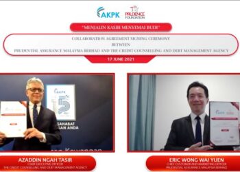 Azaddin Ngah Tasir dan Eric Wong Wai Yuan menunjukkan dokumen kerjasama yang dimeterai antara AKPK dan PAMB. - GAMBAR PAMB/AKPK