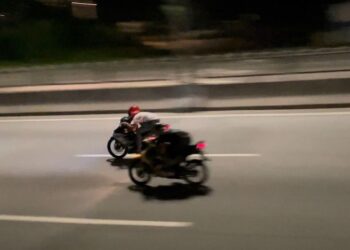 ANTARA aksi berbahaya dilakukan penunggang motosikal di sekitar ibu negara.