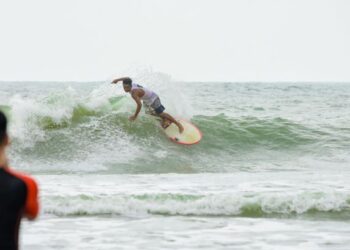 AKSI seorang peserta yang menyertai Cherating Surf Festival 2022 di Pantai Cherating di Kuantan, Pahang.