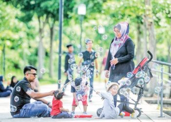 KEMENJADIAN anak-anak bermula dari rumah dan ibu bapa mesti melengkapkan diri dengan pengetahuan, kemahiran dan asas ilmu penting tentang anak-anak.