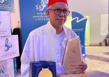 ZULKIFLI Mohamad al-Bakri dikurniakan tempat pertama Anugerah Alumni Perintis sempena Majlis Konvokesyen ke-58 Universiti Islam Madinah.  