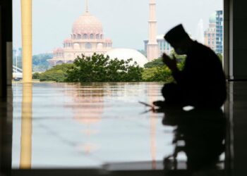 BERZIKIR dan 
berdoa boleh mengubat penyakit-penyakit hati.  – GAMBAR HIASAN