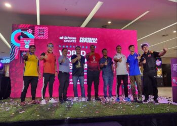 Ketua Pegawai Eksekutif Al-Ikhsan Sports, Vach Pillutla (lima kiri) pada majlis pelancaran kempen World Football Festival 2022 di IOI City Mall, Putrajaya, hari ini. -IHSAN Al-Ikhsan Sports