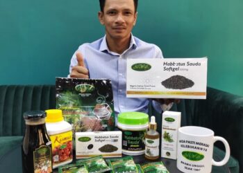 ABDUL Hafidz Alwi bersama produk-produk berasaskan habbatus sauda asli keluaran Al-Wafi.