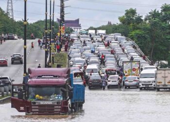 LEMBAH Klang hampir lumpuh dipukul banjir kali ini. – UTUSAN/SHIDDIEQIIN ZON