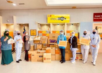 PETUGAS barisan hadapan Hospital Putrajaya menerima sumbangan barangan makanan daripada pusat beli-belah Alamanda.