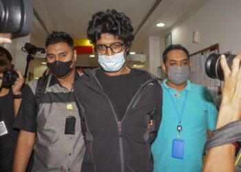 V. ALEXANDER Navin dibawa ke Mahkamah Sesyen Petaling Jaya hari ini atas pertuduhan menghina agama Islam. - FOTO/SHIDDIEQIIN ZON