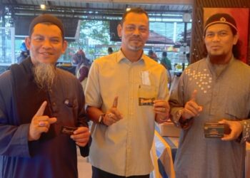 Roslan Ariffin (kiri) bersama Ali XPDC (kanan) dalam pertemuan baru-baru ini. -UTUSAN/ABDUL RAZAK IDRIS