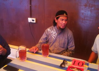 Ali XPDC (tengah) dan Roslan (kiri) dalam satu program di pusat tahfiz baru-baru ini.
ABDUL RAZAK IDRIS