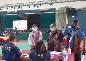 ALI Biju menyerahkan borang penamaan calon di Dewan Masyarakat Sri Krian, Saratok, Sarawak,  pagi tadi.