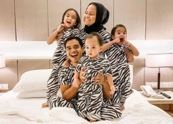 ALIF SATAR dan SHA DILA Halid bersama anak-anak mereka.