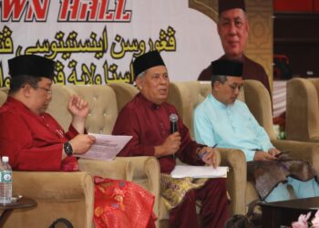 ALIMUDDIN Mohd. Dom (tengah) ketika mengendalikan Townhall Pengurusan IPIS Wilayah Persekutuan.