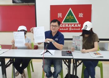 H'NG Khoon Leng (tengah) bersama Kang (kiri) dan Cheng Ling (kanan) dalam sidang akhbar mengenai ugutan along yang diterima kedua-dua wanita itu di ibu pejabat Gerakan negeri, Georgetown, Pulau Pinang hari ini.