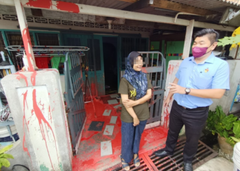 CHOO Ken Hwa melawat rumah mangsa yang disimbah cat merah dipercayai dilakukan oleh along dalam kejadian di Rumah Rakyat Kuala Lukut, Port Dickson hari ini.