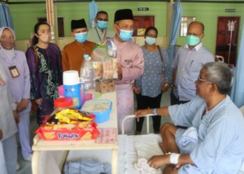 AIDIL Mat Zain (tengah) menyampaikan bakul makanan kepada pesakit sempena program tanggungjawab sosial korporat (CSR) dan Majlis Hari Raya Aidilfitri di Hospital Jerantut di Jerantut, Pahang. - UTUSAN/SALEHUDIN MAT RASAD