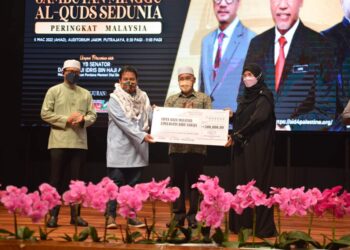IDRIS Ahmad menyaksikan penyerahan sumbangan sebanyak RM500,000 kepada Nadir Al-Nuri yang mewakili Pertubuhan Cinta Gaza Malaysia, di Putrajaya. - FB IDRIS AHMAD