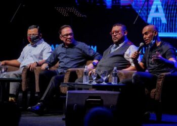 ALTIMET (kanan) bersama Afdlin Shauki (dua dari kanan) semasa sesi pengenalan ahli baharu PKR pada April lalu yang turut dihadiri Presiden PKR, Datuk Seri Anwar Ibrahim.