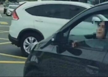 AKSI penumpang hadapan sebuah Perodua Alza yang dirakam melakukan kesalahan lalu lintas di persimpangan lampu isyarat Kompleks Pentadbiran Daerah Rembau, di Jalan Seremban-Tampin, Rembau, hari ini. - MEDIA SOSIAL