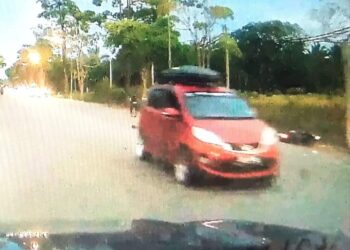 KERETA Perodua Alza merah yang dipercayai terlibat dalam kemalangan membabitkan seorang pelajar tingkatan tiga SMK Anjung Baru, Mersing semalam.