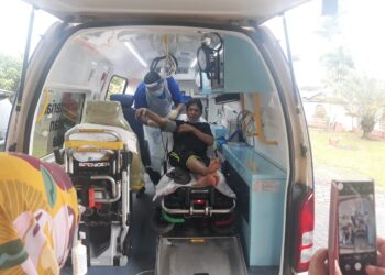 AMAN Shah dibawa masuk ke dalam ambulans sebelum dihantar ke Hospital Melaka, Melaka, semalam. - UTUSAN/AMRAN MULUP