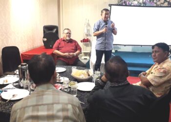SALAHUDDIN Ayub berdialog dengan orang ramai dalam Program Ramah Mesra Bersama Pertubuhan Bukan Kerajaan (NGO) Melayu di Bandar Baru Uda, Johor Bahru.