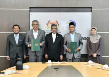 MOHAMAD Sabu bergambar selepas menyerahkan surat pelantikan kepada Ismail Salleh (dua dari kanan) dan Muhammad Husain (dua dari kiri) di KPKM, Putrajaya.