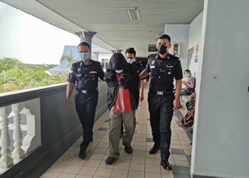 MOHD. Halil Sairun diiringi anggota polis selepas didakwa di Mahkamah Sesyen Melaka atas pertuduhan melakukan amang seksual fizikal terhadap cucu jirannya dan ugutan di Kompleks Mahkamah Ayer Keroh, Melaka, hari ini. - UTUSAN/ DIYANATUL ATIQAH ZAKARYA