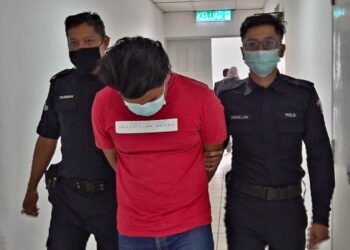 PEMUDA yang dituduh melakukan  amang seksual fizikal terhadap anak saudara perempuannya dibawa keluar dari Mahkamah Sesyen, Kuala Terengganu, hari ini. - UTUSAN/ TENGKU DANISH BAHRI TENGKU YUSOFF