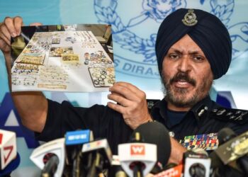 GAMBAR bertarikh Mei 2018 yang menunjukkan Amar Singh dalam sidang akhbar berhubung serbuan dan rampasan pelbagai barangan dari  kediaman Najib Tun Razak.