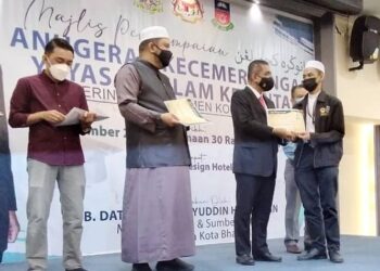 TAKIYUDDIN Hassan menyampaikan wang tunai dan sijil kepada salah seorang pelajar cemerlang di Kota Bharu, Kelantan,  hari ini - UTUSAN/ROHANA MOHD. NAWI