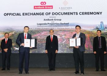 SULAIMAN Mohd. Tahir (tengah) menyaksikan pertukaran dokumen memorandum perjanjian pembiayaan antara Ambank dan Lagenda Properties Berhad di Kuala Lumpur, semalam.