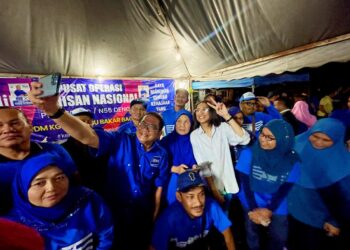 PESERTA hadir berswafoto dengan ketiga-tiga artis di sesi Santai Anak Muda bersama calon BN di Kampung Dato Abu Bakar Baginda, Sepang, Selangor. - UTUSAN/FAISOL MUSTAFA