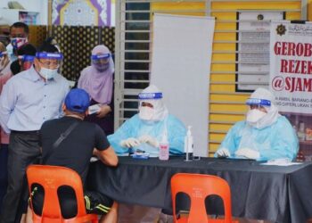 AMIRUDIN (tiga dari kiri) sedang melakukan pemeriksaan terhadap petugas kesihatan di Mentari Court, Petaling Jaya, Selangor hari ini. - Gambar ihsan Pejabat Menteri Besar Selangor