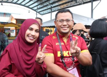 AMIRUDIN dan isteri, Masdiana Muhamad selesai mengundi di SJKC Selayang Baru, Selangor.