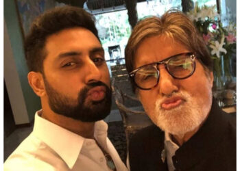 Amitabh dan anaknya Abishek yang masih menjalani rawatan Covid-19 di sebuah hospital di Mumbai.