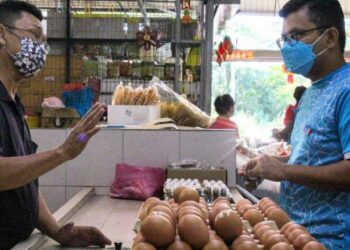 AKMAL Nasrullah Mohd. Nasir (kanan) ketika melakukan tinjauan di kedai menjual telur ayam di Johor Bahru.