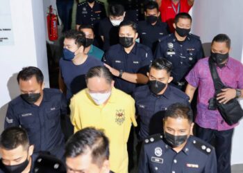 CHUNG Chee Yang (baju kuning) bersama Tan Kah Hock (baju biru, belakang) dan Ng Min Lin (baju hitam, belakang) hadir ke Mahkamah Sesyen Shah Alam, Selangor bagi menghadapi pertuduhan menggunakan hasil daripada aktiviti haram. - UTUSAN/ZULFADHLI ZAKI