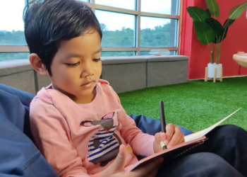 Ibu bapa boleh mengalakkan anak-anak berlatih menulis seawal usia empat tahun